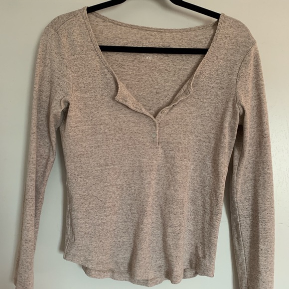 Cute and simple henley top𤩠- Picture 2 of 3